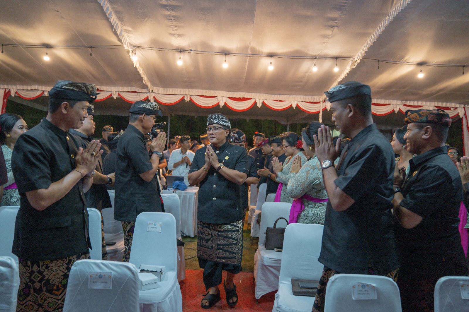 Bupati Giri Prasta bersama Wabup Suiasa dan Sekda Adi Arnawa saat acara penutupan Festival Budaya Kabupaten Badung di panggung terbuka sisi Utara Balai Budaya Giri Nata Mandala Puspem Badung, Kamis