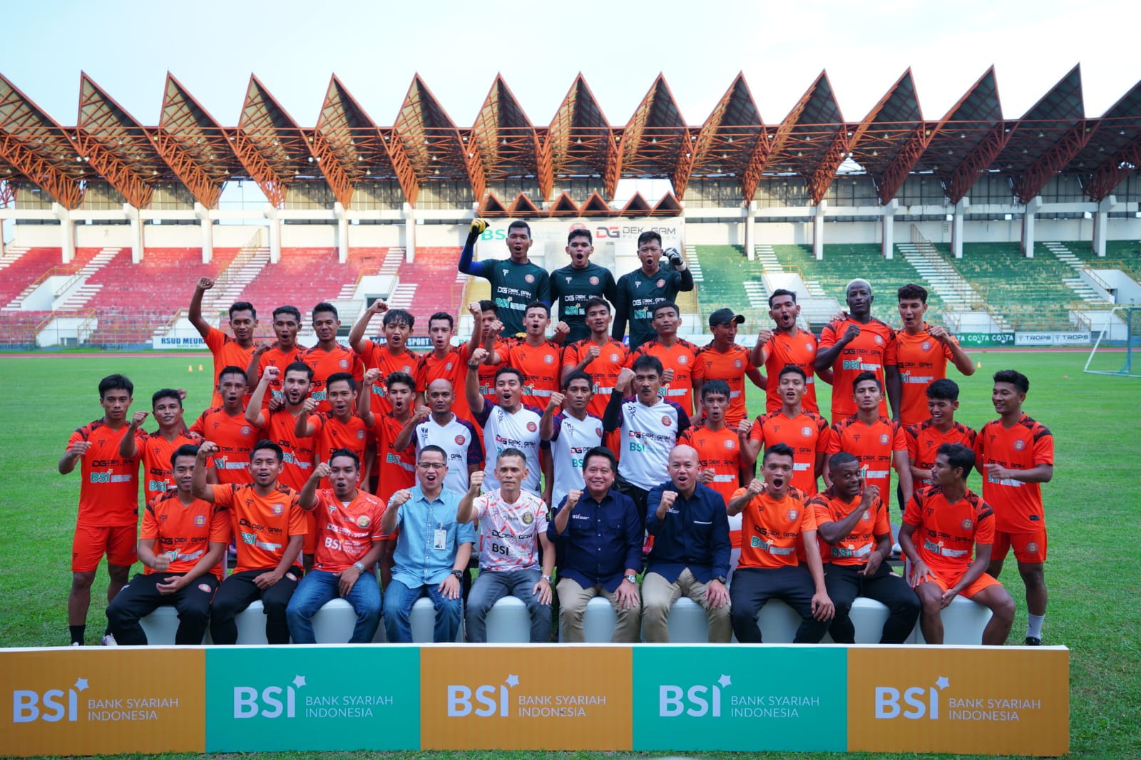 Direktur Utama BSI Hery Gunardi (depan kanan kelima) bersama Direktur Keuangan PERSIRAJA, Razami Dek Cut (depan kiri kelima), Direktur Keuangan dan Strategi BSI Adi Cahyo Nugroho (depan kanan keempat)