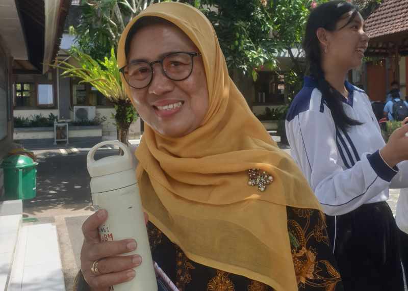 INGATKAN KEPEDULIAN : Tim Kementerian LHK, Windarti, berharap sekolah di Bali  bergerak ikut penanganan permasalahan sampah  mengurangi volume sampah di TPA. [ni kadek novi febriani/radar bali]