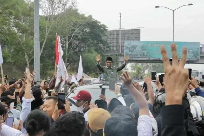 SAMBUTAN HANGAT WARGA: Meriah Cawapres Mahfud MD disambut meriah warga Madura saat pulang ke kampung halaman di Pulau Madura, Sabtu (18/11/2023). (Istimewa)
