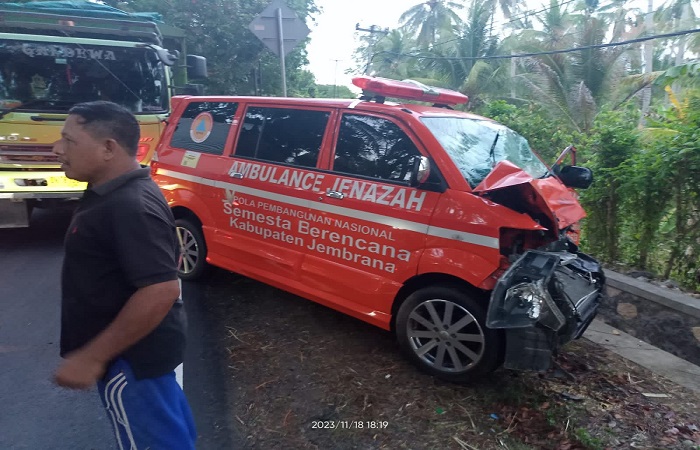 Ambulans jenazah ringsek setelah terlibat kecelakaan di Jalan Denpasar - Gilimanuk.