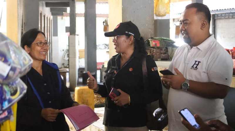 LANGSUNG KE MASYARAKAT : Bawaslu Badung sambangi pedagang di Pasar Mambal Kajanan pada Jumat (17/11/2023). (foto:bawaslu badung)