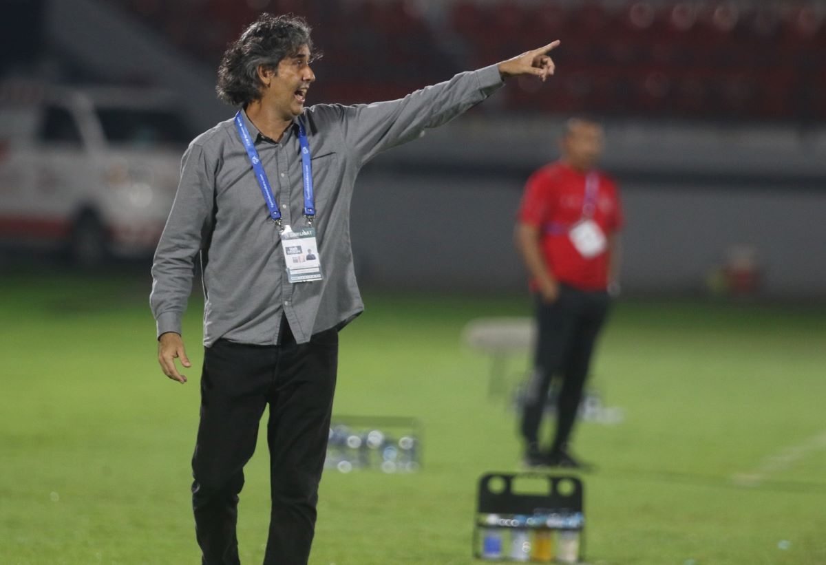 KECEWA: Pelatih Bali United Stefano "Teco" Cugurra saat memimpin pertandingan anak asuhnya dari tepi lapangan.