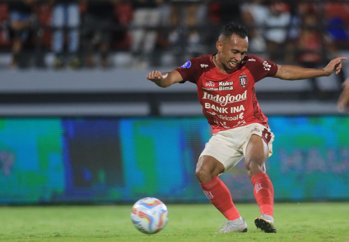 DILEPAS: Suporter Semeton Buldog ikhlas lepas salah seorang penyerang Bali United Irfan Jaya alias Irja.