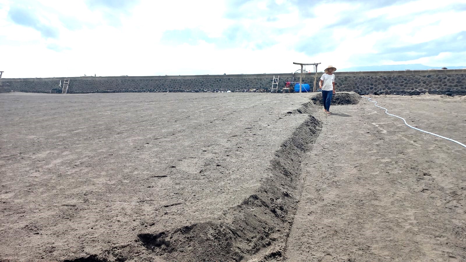 TERTOLONG KOPERASI : Produksi garam tradisional Kusamba di Pantai Karangnadi, Desa Kusamba, Kecamatan Dawan. (dewa ayu pitri arianti/radar bali)