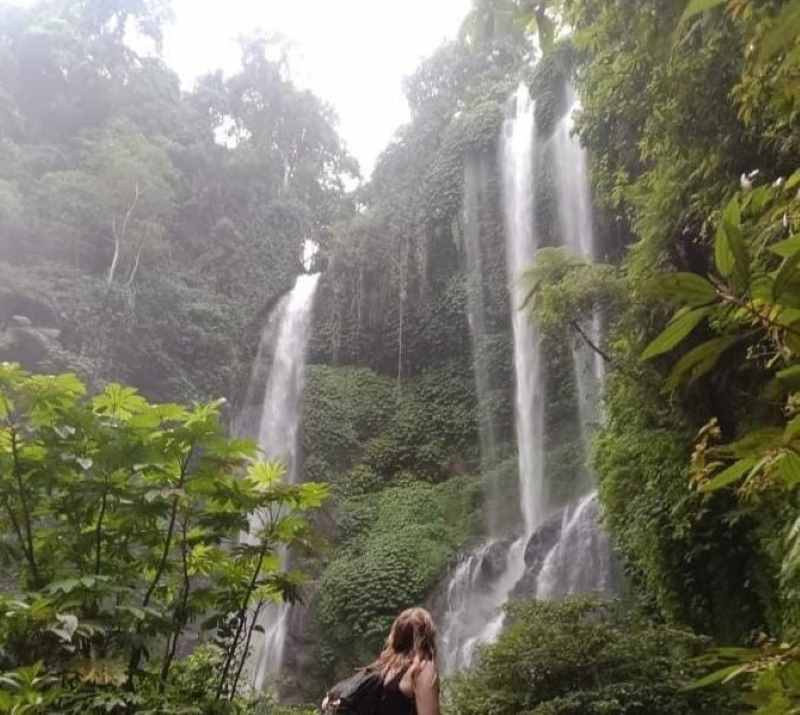 IKON PARIWISATA: Wisatawan saat berkunjung ke Air Terjun Sekumpul.(foto:dinas pariwisata buleleng)