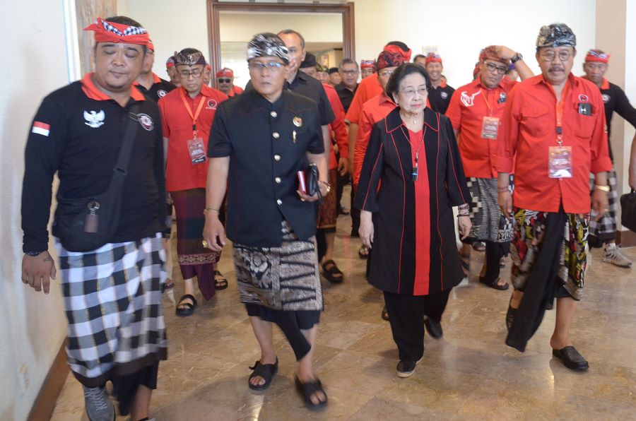 KONSOLIDASI: Ketua Umum PDI Perjuangan Megawati Soekarnoputri bersama sejumlah pempin Bali di hotel Prime Plaza Sanur, 22 November 2023.
