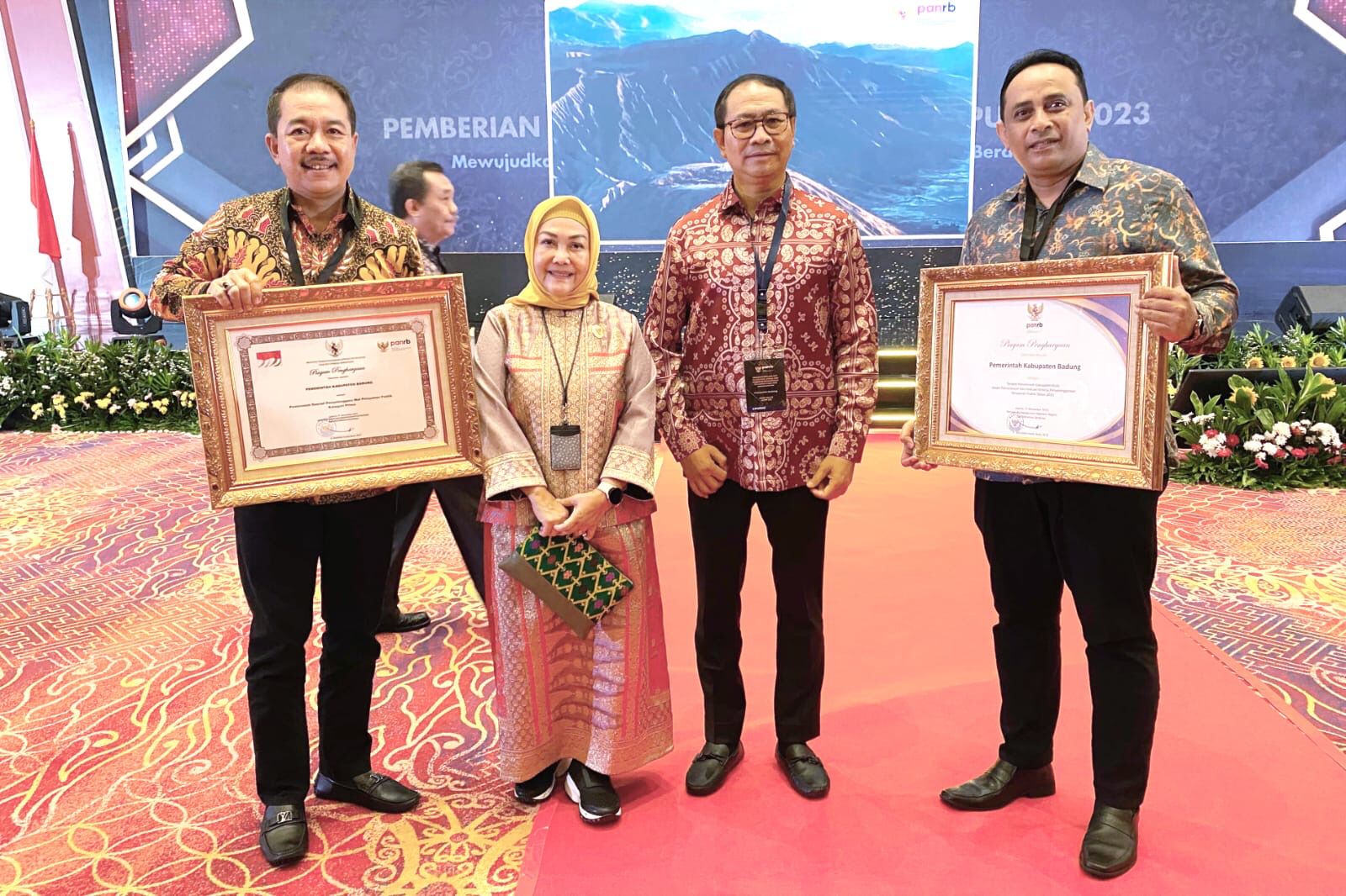 Wabup Ketut Suiasa menerima penghargaan Anugerah Pelayanan Publik 2023 dari Menteri PAN-RB Abdullah Azwar Anas untuk MPP Kabupaten Badung di Jakarta, Selasa (21/11).