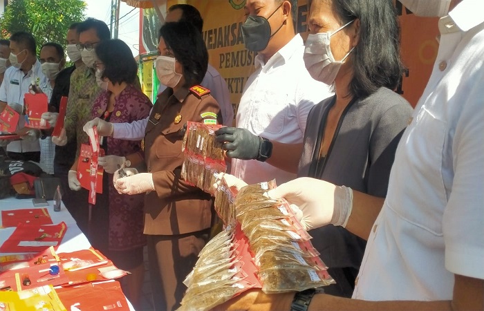 Barang bukti narkotika yang diamankan, selanjutnya dimusnahkan Kejari Tabanan dengan cara dibakar.