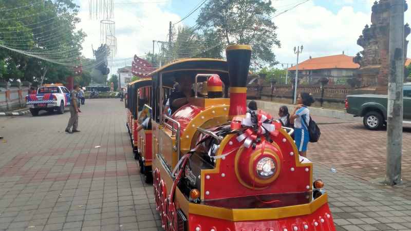 DISUKAI ANAK-ANAK : Wahana Kereta api mini di Taman Kota Bung Karno Tabanan.(juliadi/radar bali)
