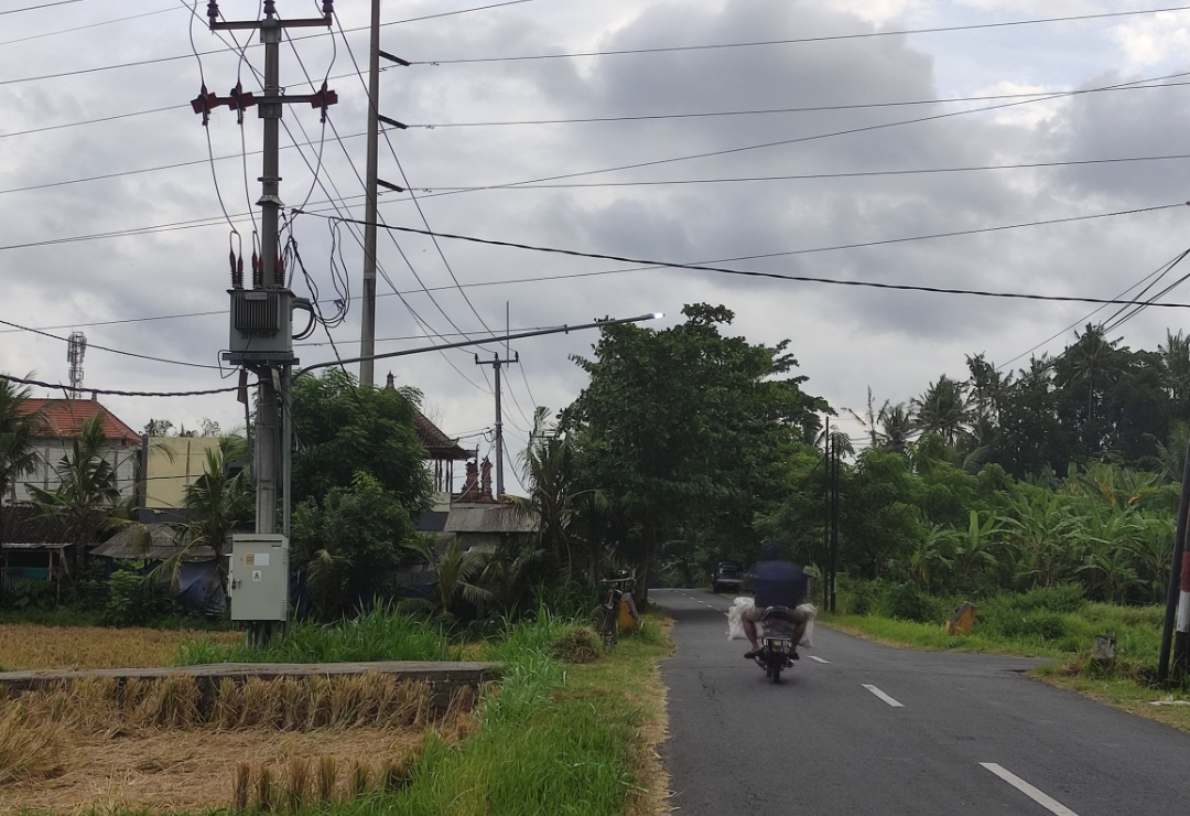 FASILITAS UMUM: Jaringan Lampu Penerangan Jalan (LPJ) di Kabupaten Gianyar. Semua desa sudah dapat penerangan jalan.