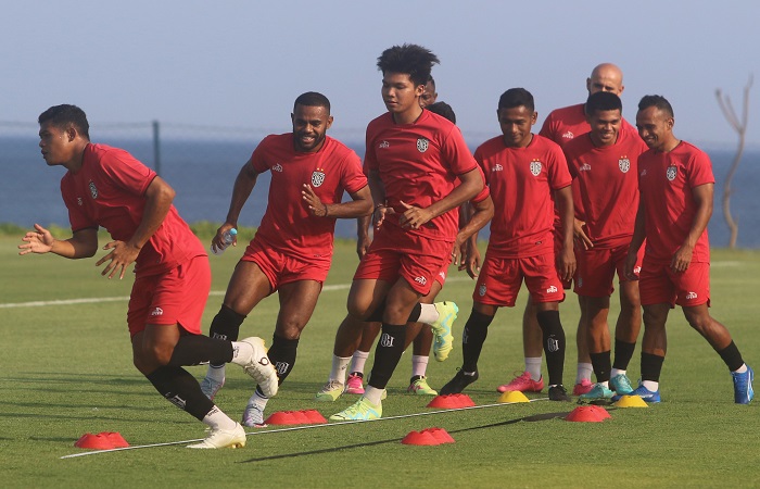 Kadek Arel (3 dari kiri) saat latihan  bebrapa waktu lalu.