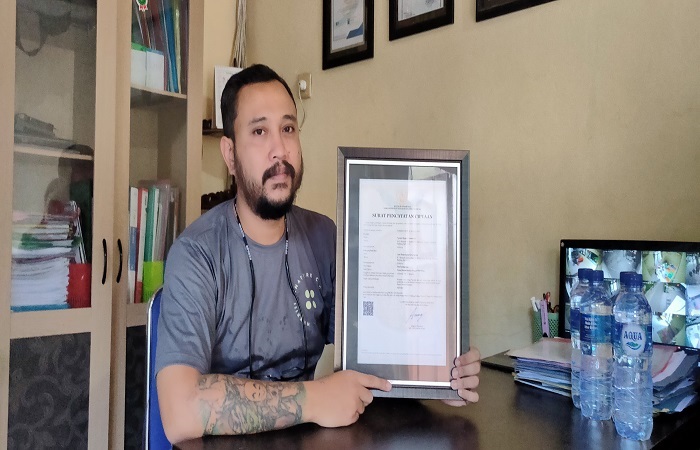 Gede Pande Satria Kusumayuda menunjukkan surat pencatatan ciptaan yang terkait dengan Drama Bondres Sanggar Dwi Mekar.