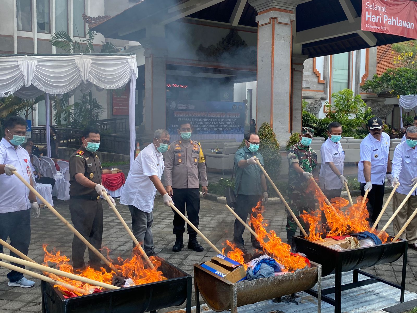 DIBAKAR: Proses pemusnahan barang bukti hasil kejahatan tinfdak pidana umum dan khusus oleh kejaksaan negeri Badung (22/11/2023)