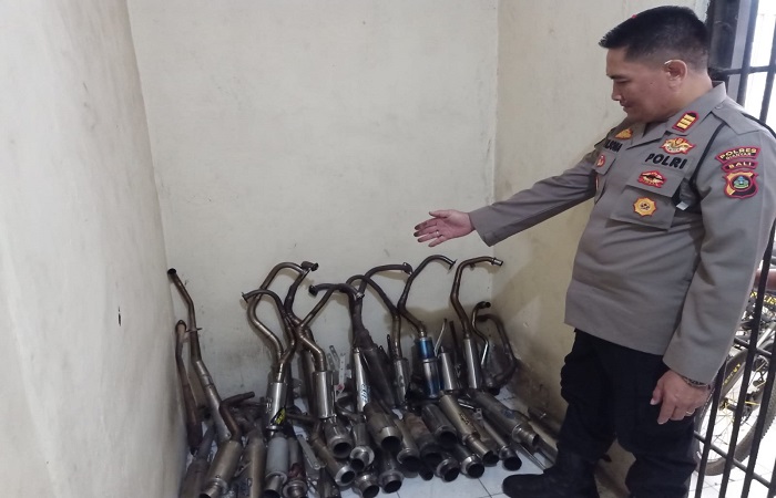 Puluhan knalpot yang disita polisi dari sejumlah pengendara yang meresahkan warga di Payangan Gianyar.