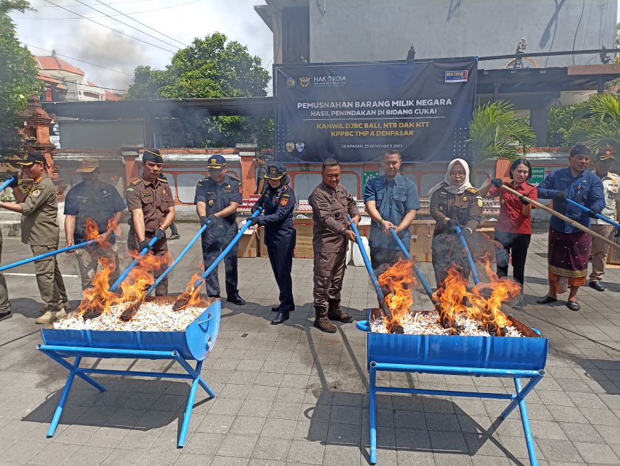 DIBAKAR: Pemusnahan jutaan rokok dan minuman beralkohol iligal tanpa cukai di Denpasar.