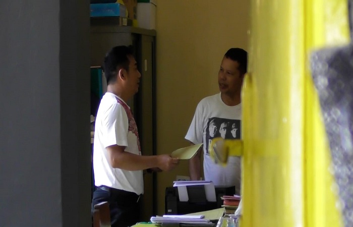 Puja Astawa (kiri) saat mengajukan pengunduran diri di DPD II Golkar Buleleng.