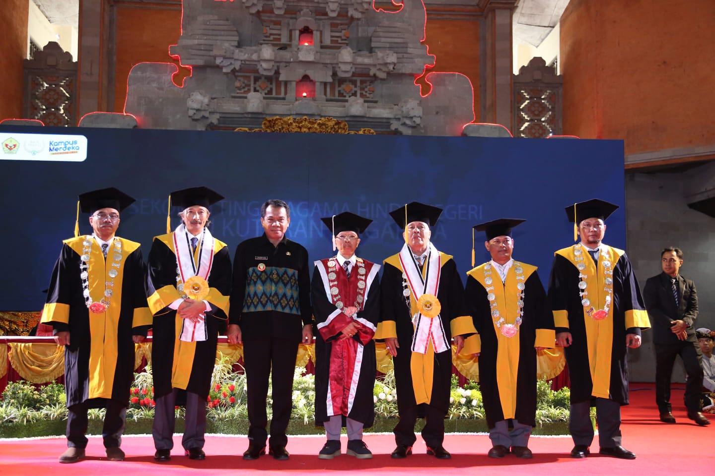SAH: Dua guru besar STAHN Mpu Kuturan Singaraja Prof Dr. I Gede Suwindia, S.Ag, M.A dan Prof. Dr. Drs. Putu Parmajaya, M.Pd dikukuhkan oleh Dirjen Bimas Hindu pada Jumat (24/11/2023). (STAHN
