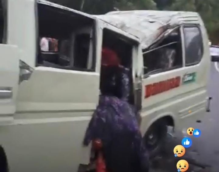 CELAKA: Minibus maut yang memuat pemedek saat kecelakaan di Desa Nongan Karangasem, beberapa hari lalu.
