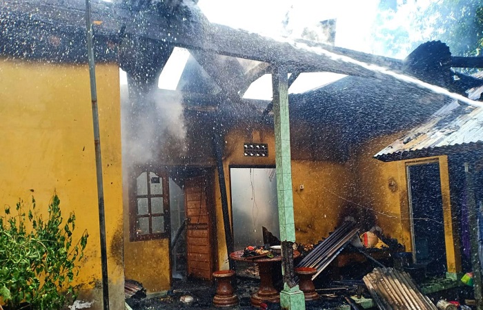 Petugas kebakaran saat melakukan pemadaman api yang membakar warung sembako di wilayah Desa Tribuana, Kecamatan Abang, Sabtu (25/11) siang.