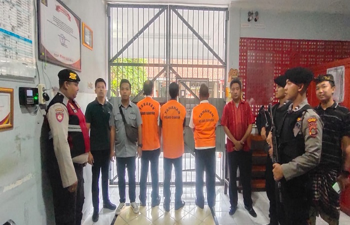 Tiga pelaku korupsi di LPD Kedewatan Gianyar saat diperlihatkan ke media.