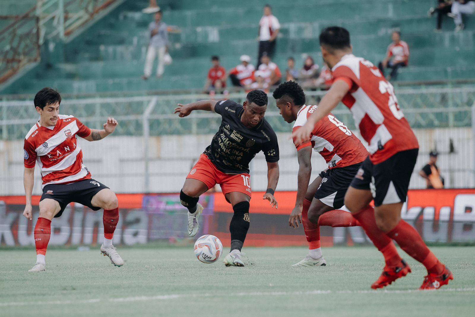 DIKEPUNG: Gelandang serang Bali United Eber Bessa (kaus hitam) dikurung pemain Madura United di laga pekan ke-20 saat laga tandang di Madura (22/11) lalu.