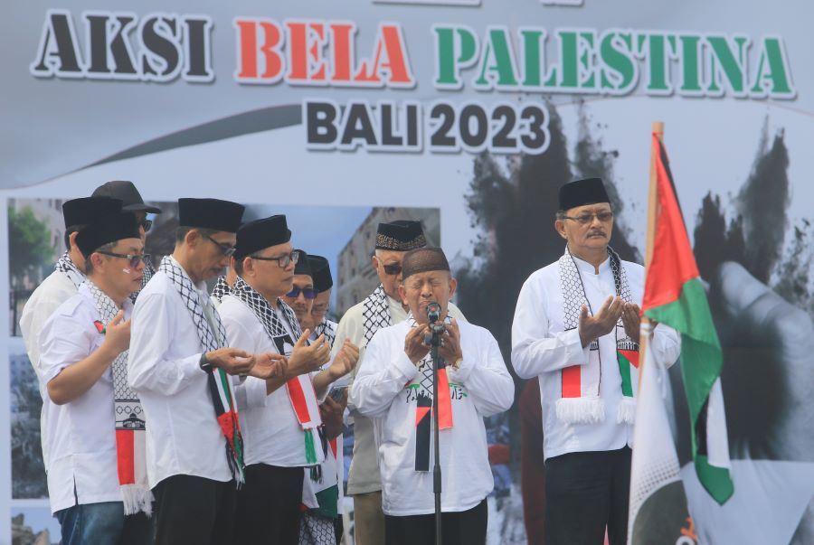 MERINDING: Pembacaan doa di panggung aski bela Palestina oleh Ketua MUI Kota Denpasar, KH Syaefuddin Zaini, Sabtu 25 November 2023.