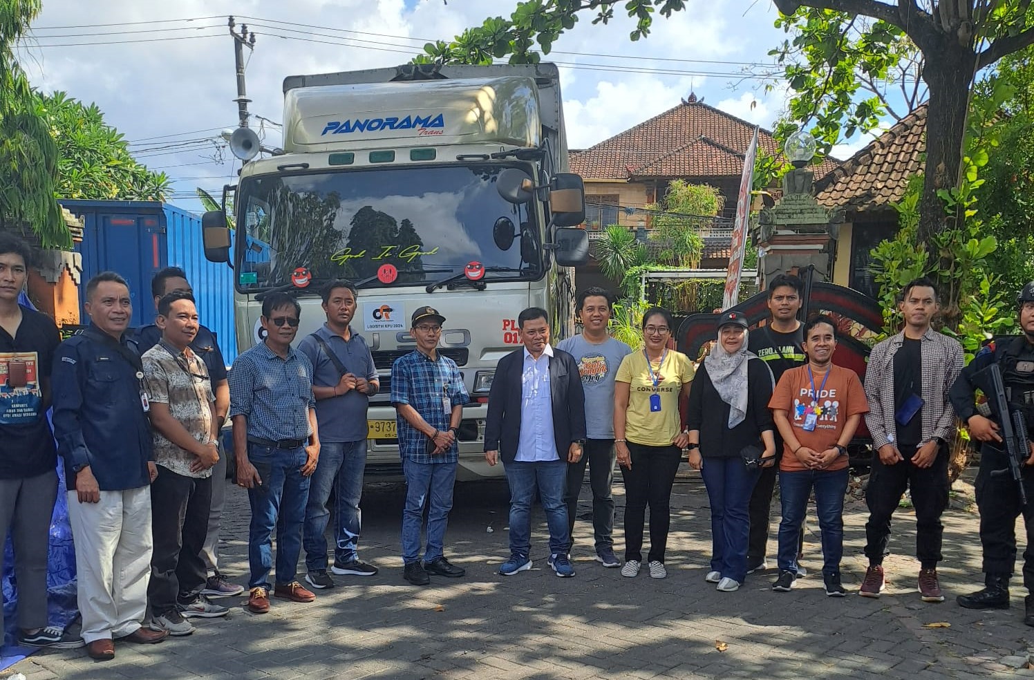 SIAP KIRIM: Komisaris Utama PT Cabe Raya Nusantara Express, I Wayan Suweta (tengah berjaket) saat doa bersama sebelum start pengiriman logistik Pemilu 2024 untuk KPU Kota Mataram NTB Minggu (26/11/202