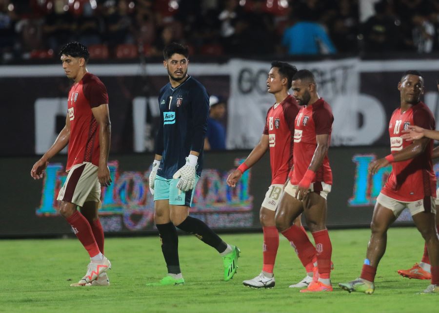 DRAMA LAPANGAN: Kiper Bali United (kaus biru dongker) dan sejumlah pemain lainnya dalam pertandingan di Stadion Wayan Dipta Gianyar beberapa waktu lalu.