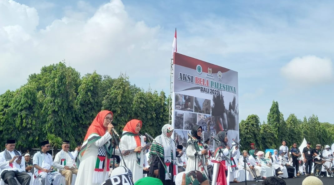 MENYENTUH: Aksi baca puisi dari Komunitas Menulis Indonesia Provinsi Bali dengan judul: Anak Gaza dan sebuah Cermin di panggung Bela Palestina (25/11/2023)