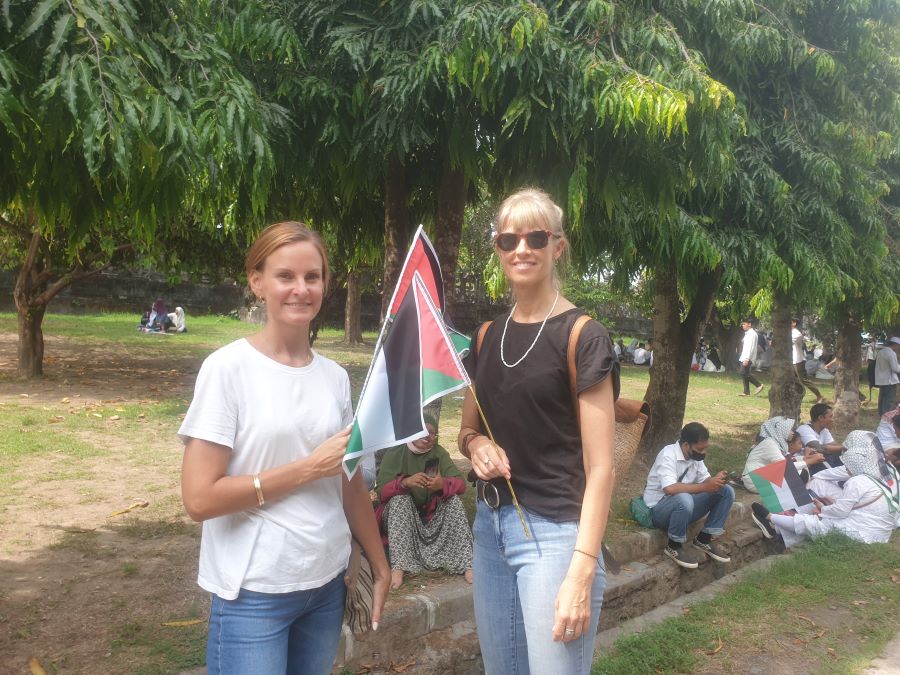 SIMPATI: WNA asal Norwegia, Cinah dan Shirin ikut aksi di tengah kerumunan massa di komplek Monumen Perjuangan Rakyat Bali Bajra Sandhi dalam aksi Bela Palestina (25/11/2023)