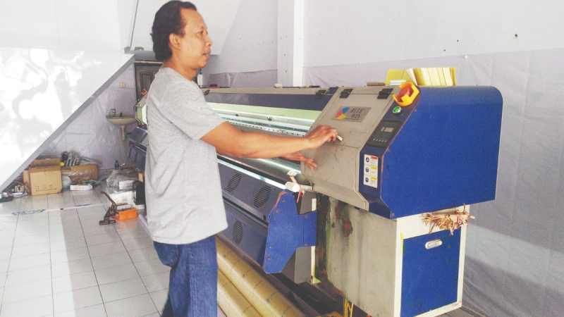 UNTUNG: I  Komang Sudiana, pemilik Komindo Printing, salah satu perusahan percetakan di Kecamatan Negara. (m.basir/radar bali)