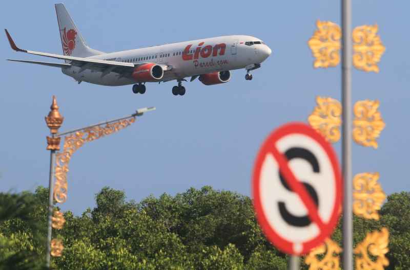 TAMBAH RUTE : Pesawat maskapai Lion Air  saat landing di Bandara Ngurah Rai beberapa hari lalu.(miftahuddin m.halim/radar bali)