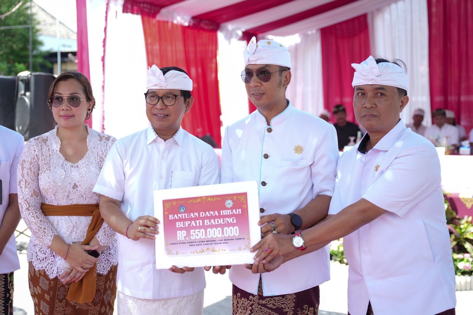 Sekda Badung I Wayan Adi Arnawa menghadiri Karya Atma Wedana dan Manusa Yadnya Desa Adat Lukluk, bertempat di halaman parkir LPD Desa Adat Lukluk,. Minggu (26/11)