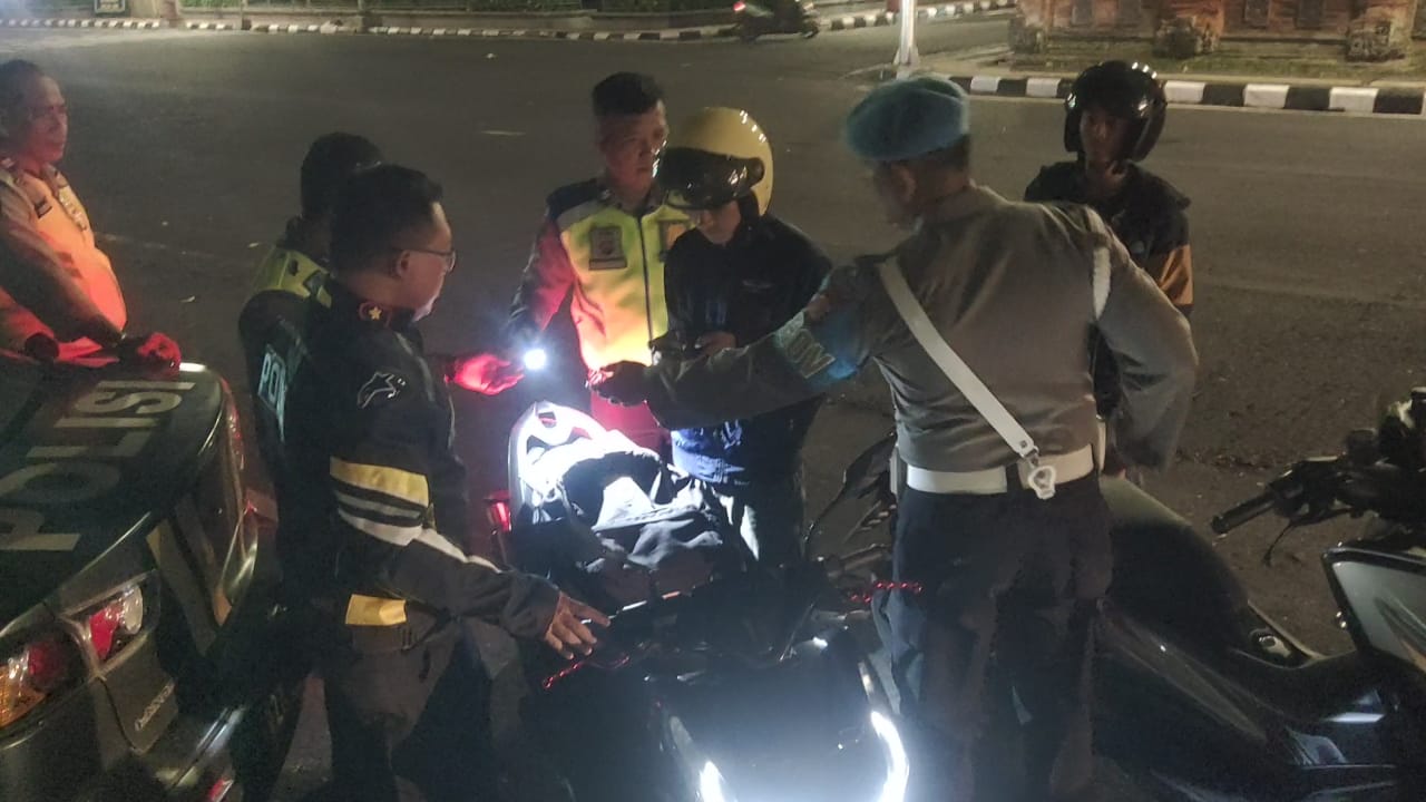 BRONG: Polisi sedang menilang remaja yang sepeda motornya menggunakan knalpot brong Sabtu malam (25/11/2023)