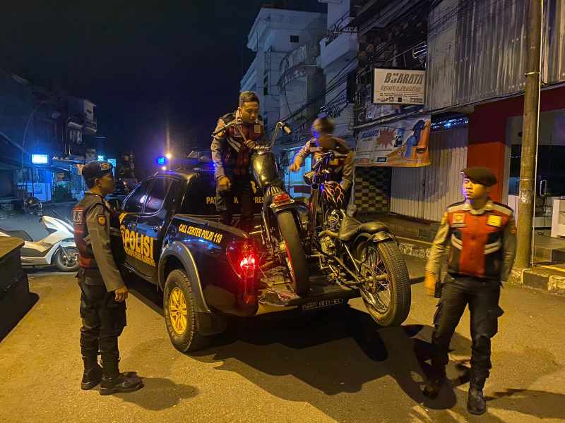 DIRAZIA : Aparat Polres Polres merazia motor dengan knalpot brong yang berisik . (Foto: Humas Polres Klungkung )