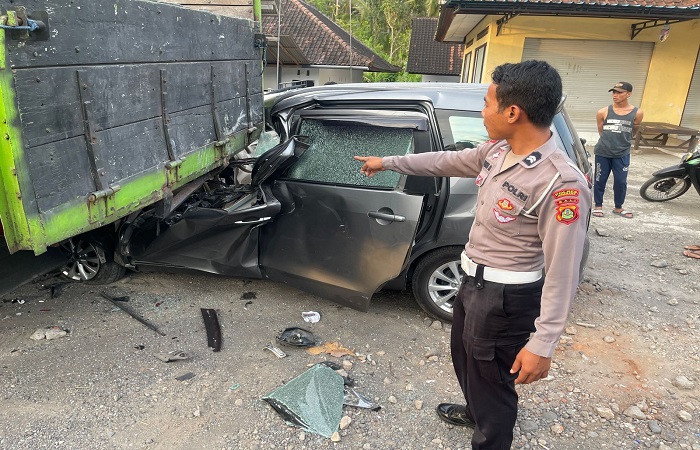 Mobil yang menabrak truk parkir ringsek di Jalan Denpasar - Gilimanuk.