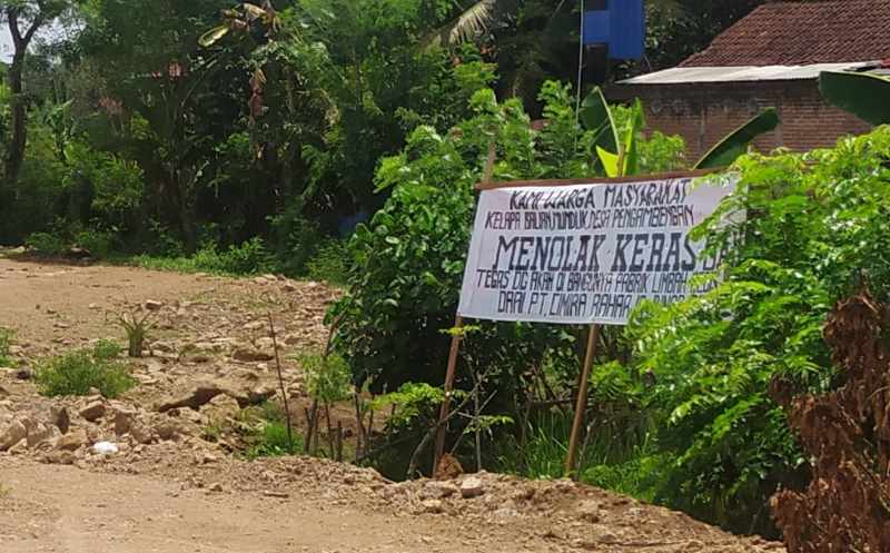 MENOLAK : Spanduk penolakan yang dibuat dan dipasang warga di lokasi yang diduga akan dibangun pabrik limbah B3 di Banjar Kelapa Balian, Desa Pengambengan, Kecamatan Negara.(m.basir/radar bali)