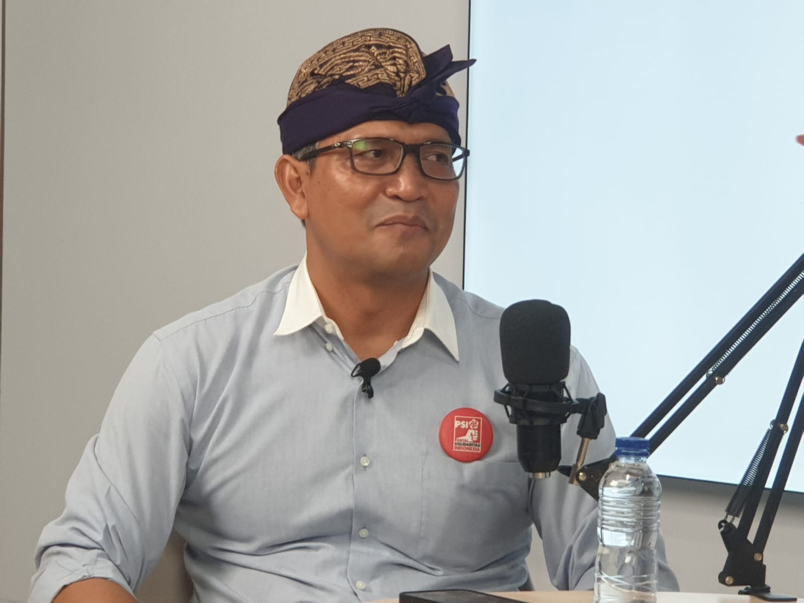 OPTIMISTIS: I Nengah Yasa Adi Susanto alias Bro Adi caleg PSI untuk DPRD Bali dari dapil Denpasar saat di podcast radarbali