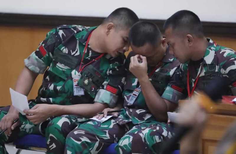 MENCORENG KORPS : Praka RM (Riswandi Manik) bersama Praka J (Jasmowir) dan Praka HS (Heri Sandy) ini dituntut hukuman mati. (fedrik tarigan/jawapos.com)