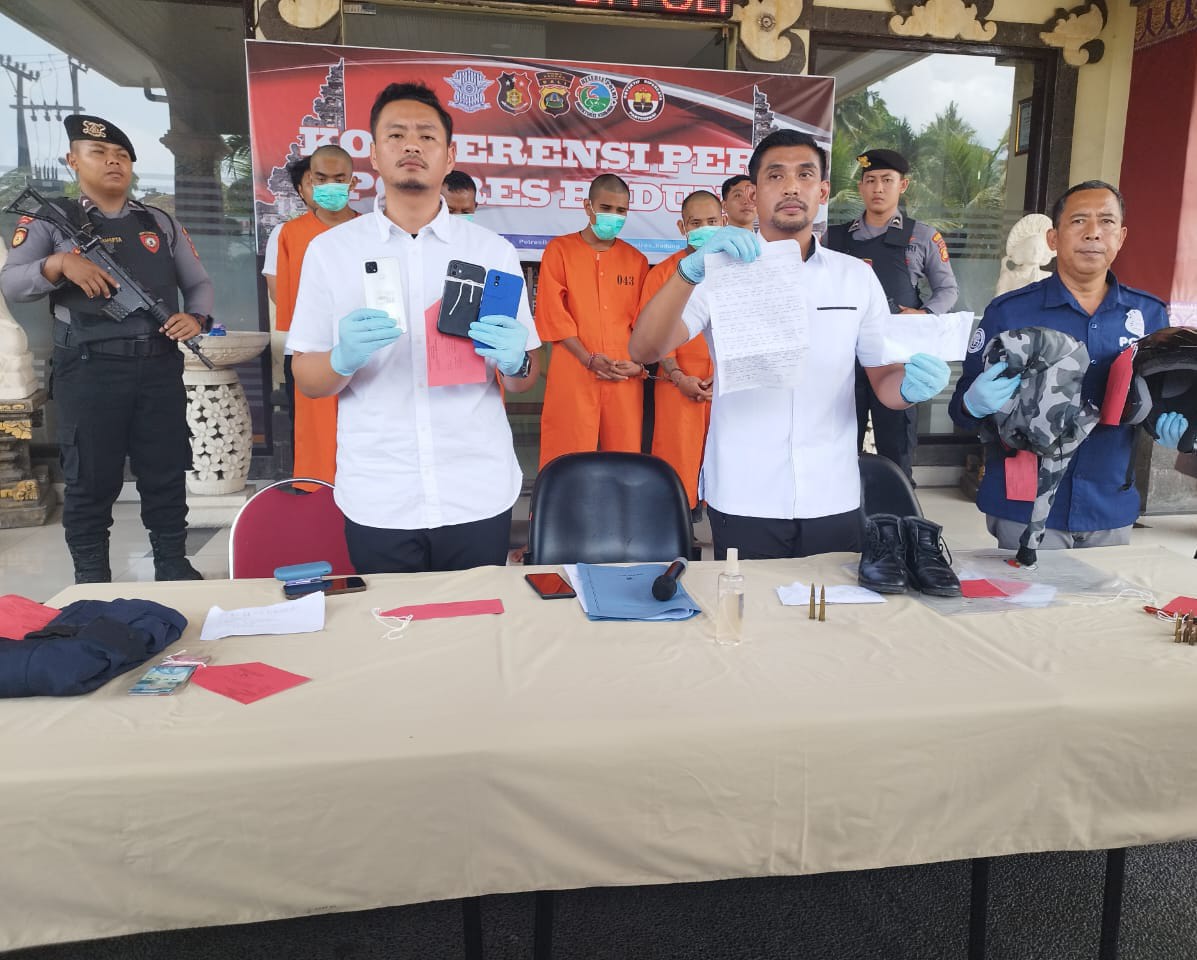 BERULAH: Pensiunan Polisi, Polda NTT bernama I Ketut Asa, 63 (tengah baju oranye) dan polisi menyita surat yang isi peluru aktif di Polres Badung (28/11/2023).