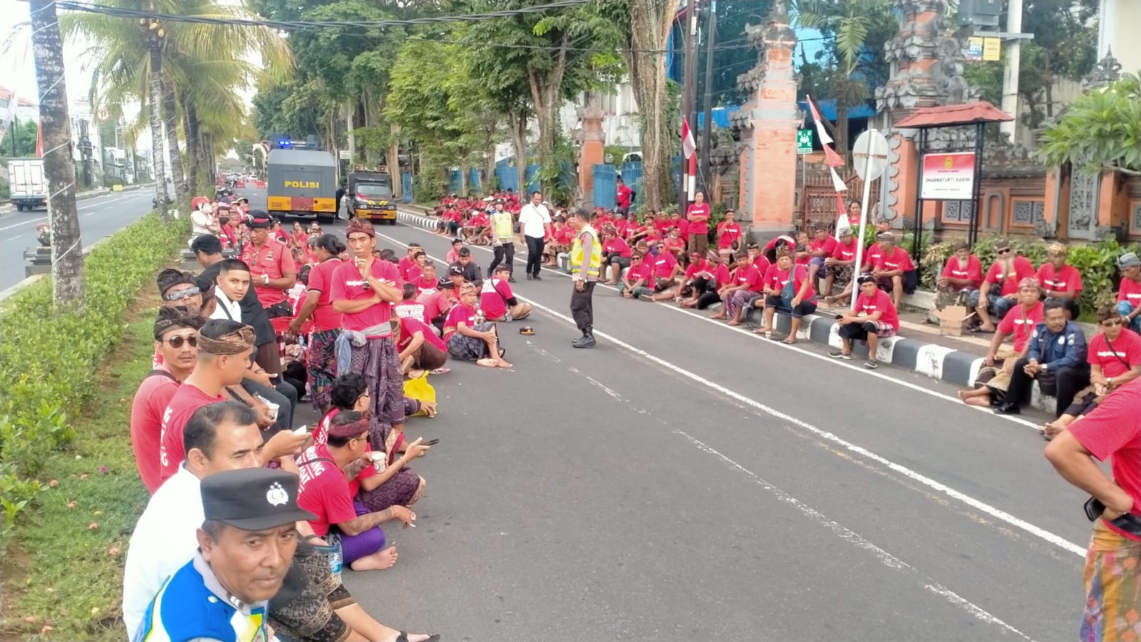 TEGANG: Massa desa Adat Klecung Selemadeg Timur Tabanan Bali memakai kaus merah. Sedang massa satu lagi memakai kaus hitam berpakaian desa Adat Klecung