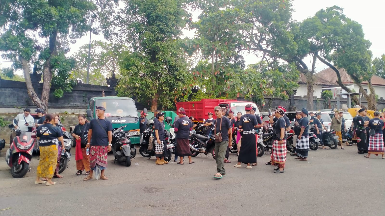 BERHADAPAN: Massa berpaian desa adat madya berkaus hitam di PN Tabanan (28/2023)