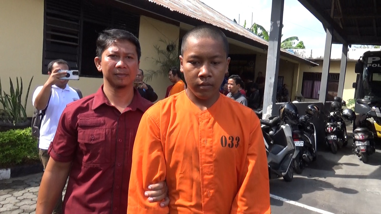 APES: Komang Dika alias Mang Apel, 20, kini harus mendekam di sel tahanan Polsek Seririt. Buleleng.