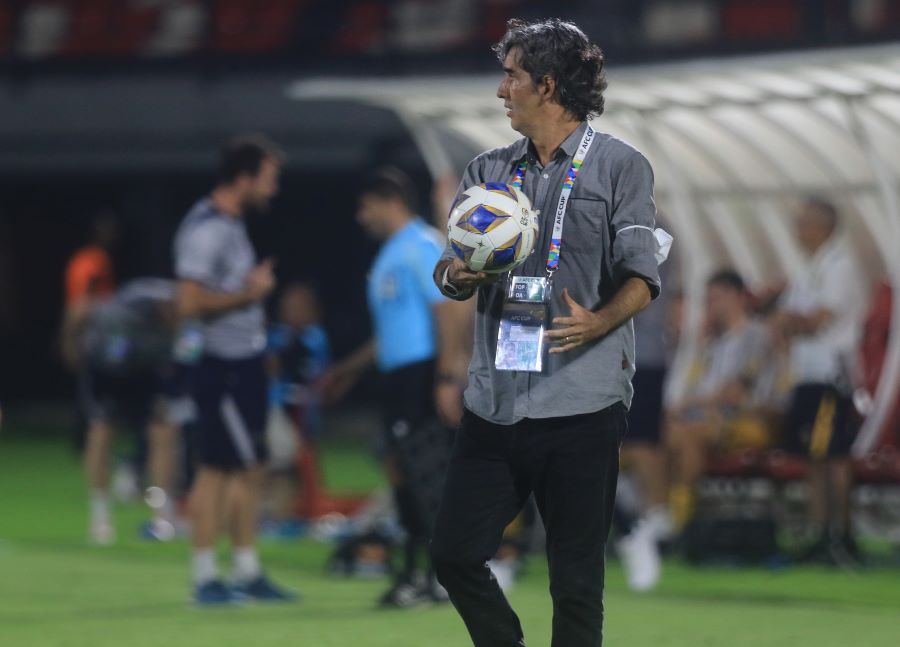 LAGA KRUSIAL: Pelatih Bali United Stefano Cugurra alias Teco saat memimpin anak asuhnya  di Stadion I Wayan Dipta belum lama ini.