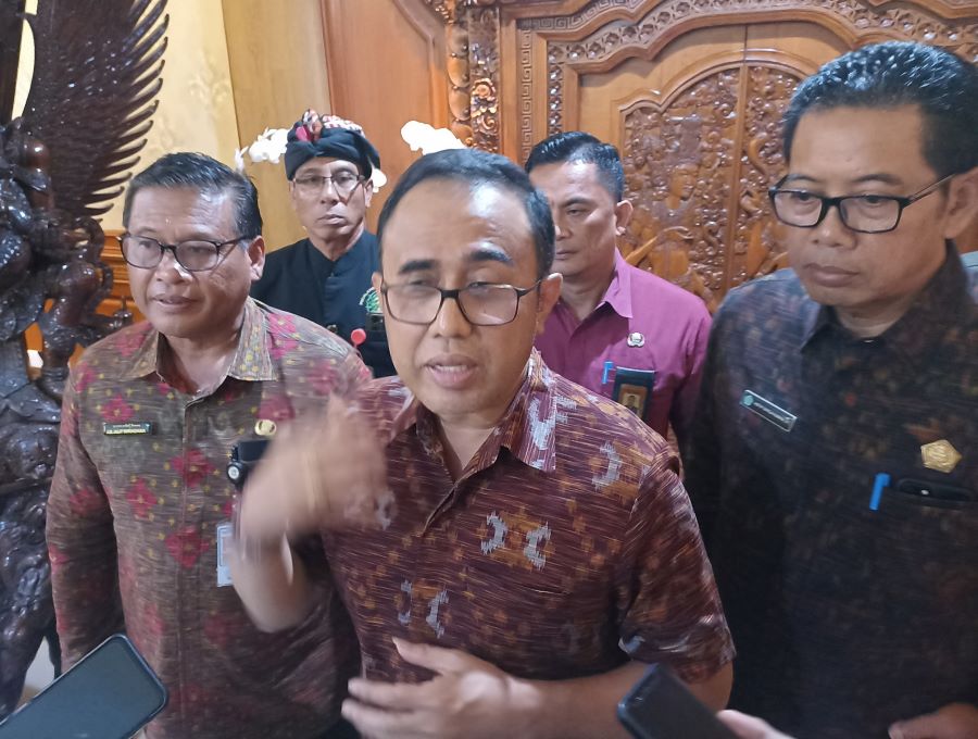 SOAL PROSTITUSI DANAU TEMPE: Wali Kota Denpasar IGN Jaya Negara akan meninjau ulang lokaliasi prostitusi Danau Tempe Denpasar pasca penyerangan markas Satpol PP