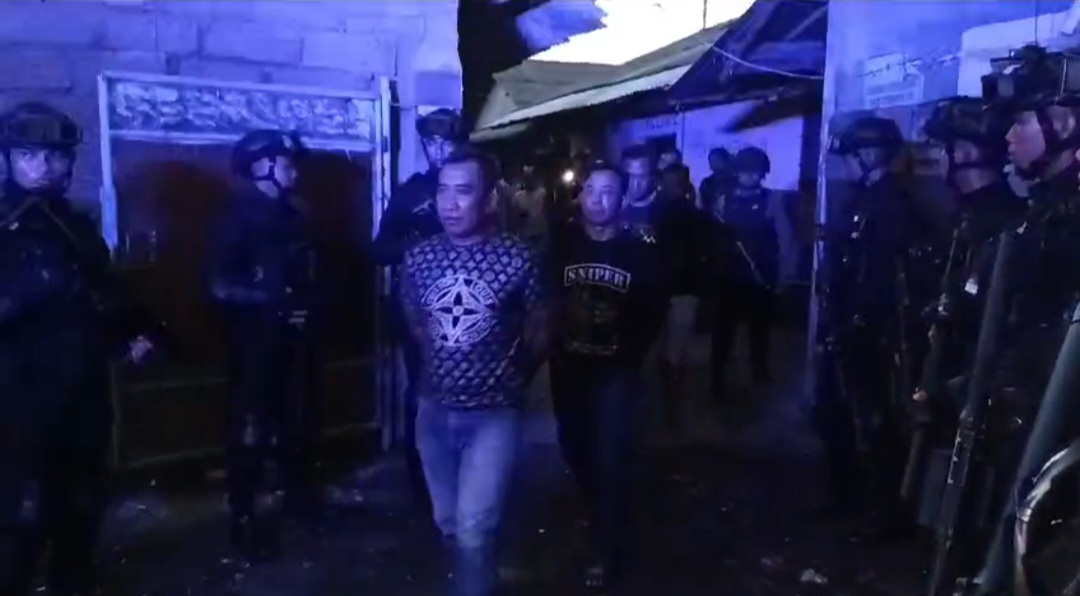 OTAK PENYERANGAN: Polisi meringkusI Nyoman Sukerta, 44. Udi Imam Tutoko Als Uut, 48. Nanang Kosim, 31. Dan Herri Alias Togog, 39, lalu berjalan keluar dari Kompleks Lokalisasi Danau Tempe.