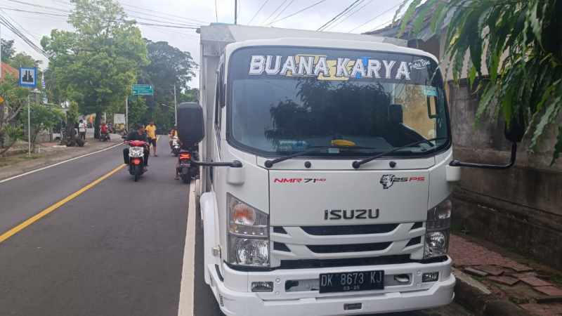 NAHAS SOPIRNYA : Sopir truk ini harus mendapat sejumlah jahitan setelah babak belur dianiaya gegara salah paham. (Foto: Istimewa)