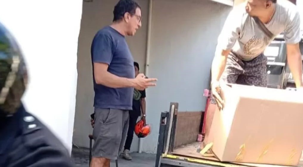 ANGKUT BARANG: Mengambil dan mengangkut sejumlah barang fasilitas Vila, di Gunung Salak Gg. Bambu, Denpasar, Rabu 26 April 2023.