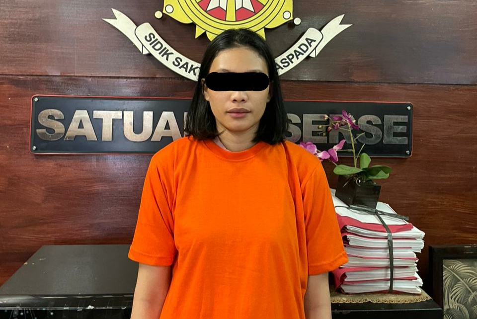 DITAHAN: Perempuan berinisial BFCD usia 25 tahun dikenakan pakaian tahanan terciduk menipu dengan modus loker.